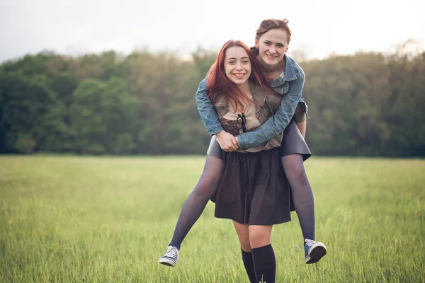 Twee Jonge Vrouwen Die Met Plezier Buiten — Stockfoto