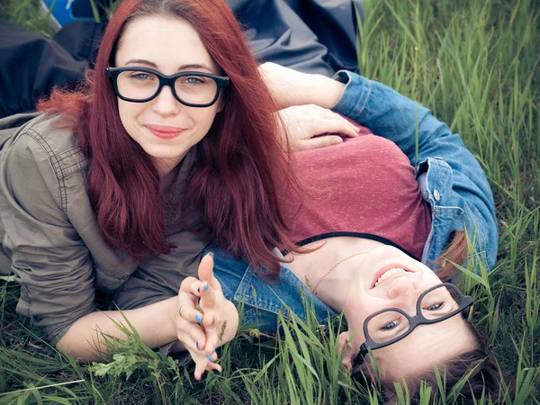 Duas Jovens Mulheres Deitadas Grama — Fotografia de Stock