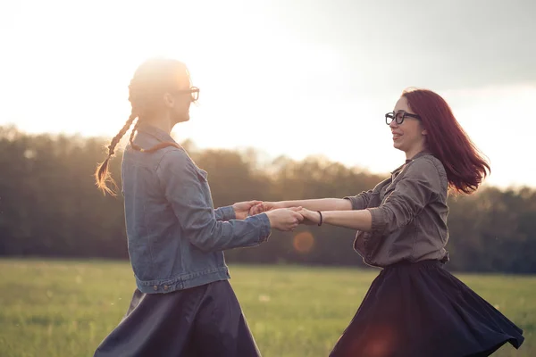 Twee Jonge Vrouwen Draait Veld Buitenshuis — Stockfoto