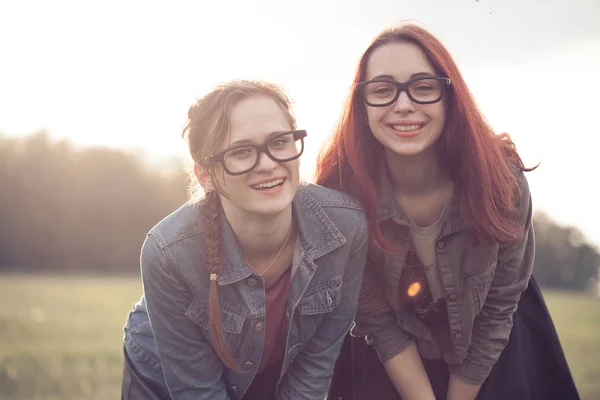Duas Jovens Mulheres Divertindo Livre — Fotografia de Stock