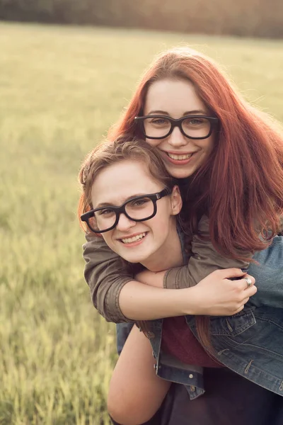 Twee Jonge Vrouwen Die Met Plezier Buiten — Stockfoto