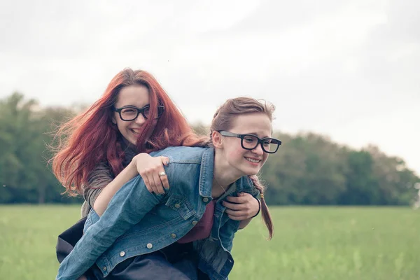 Δύο Νεαρά Κορίτσια Διασκεδάζουν Εξωτερικούς Χώρους — Φωτογραφία Αρχείου