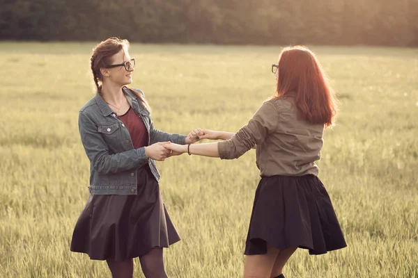Dvě Mladé Ženy Točí Hřišti Venku — Stock fotografie