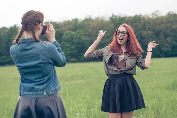 Twee Jonge Vrouwen Die Met Plezier Buiten — Stockfoto