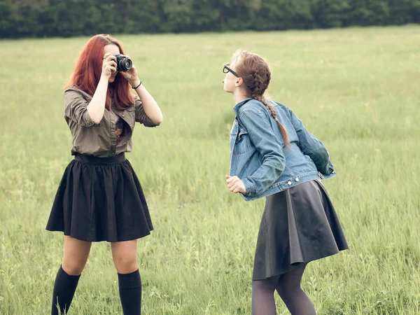 Δύο Νεαρά Κορίτσια Διασκεδάζουν Εξωτερικούς Χώρους — Φωτογραφία Αρχείου