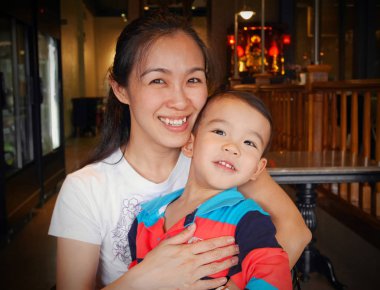 Genç anne ve oğlu gülümseyen