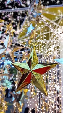 Seçici odak altın ve gümüş yıldız süslemeleri ile ışıltı tr