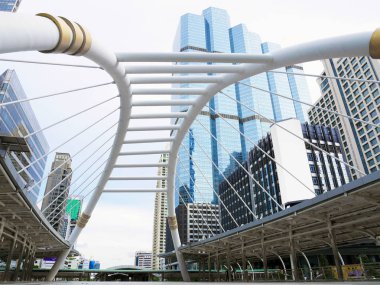 Bangkok, Tayland - 7 Eylül 2016: Bts skytrain Chong Bangkok'un istasyonu ve Brt Sathorn statioin arasında değişiminin Geçitin çatısı