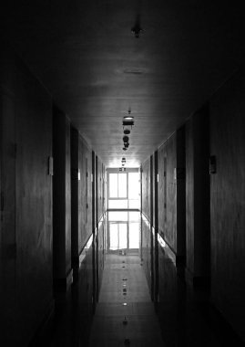 Siyah ve beyaz otel koridor