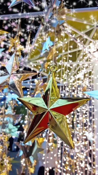 Seçici odak altın ve gümüş yıldız süslemeleri ile ışıltı tr