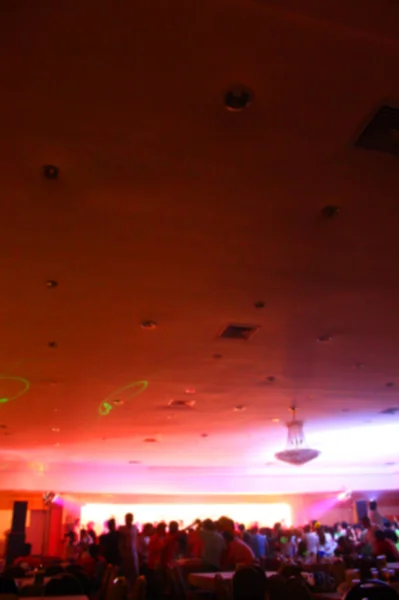 Persone che festeggiano in camera d'albergo con sfondo effetti di luce rossa — Foto Stock