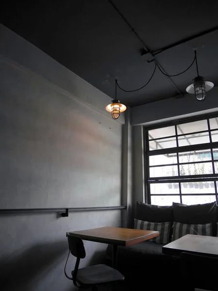 Turuncu ışık ve backlited pencere ile karanlık oda