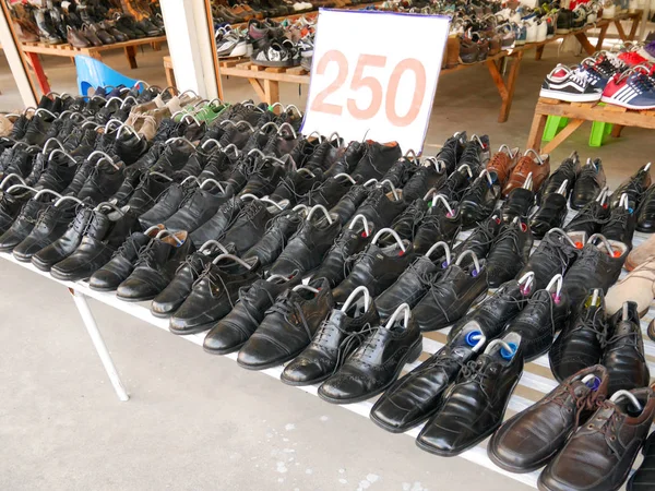 Tweedehands schoenen winkel — Stockfoto