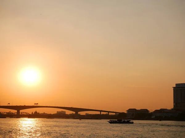 gün batımında chao phraya Nehri, bangkok, Tayland