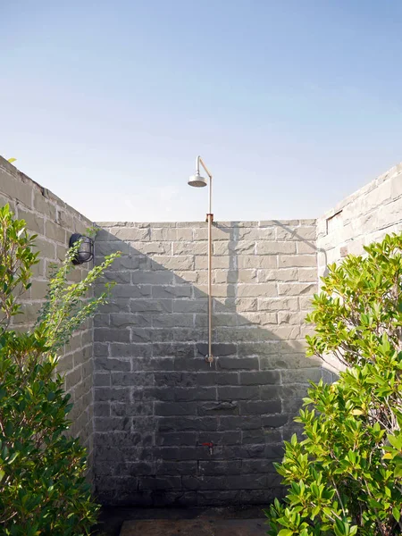 Açık duş yağmur duş, rock fayans ve bitkiler ile dekore edilmiş