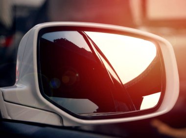 Otomobilin yan pencere şekilde yansıması hızlı 