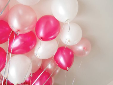 Tatlı beyaz ve pembe balonlar kapalı parti dekorasyon için