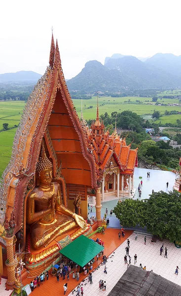 KANCHANABURI, THAILAND - NOVEMBER 7, 2015: Big golden Buddha from top view at Wat Tham Suea, meaning `Tiger cave temple` — Stockfoto