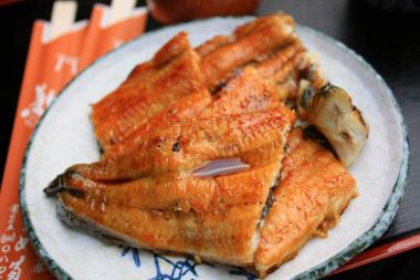 Tatlı soslu ızgara yılan balığı