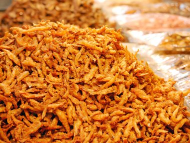 Gevrek derin kızarmış küçük balık yığını