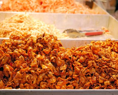 Tay tarzında çıtır çıtır kızarmış kalamar ba kurutulmuş diğer deniz ürünleri ile