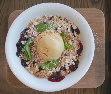 Sıcak Berry kek yulaf ve badem ile harap, kakule, vanilyalı dondurma