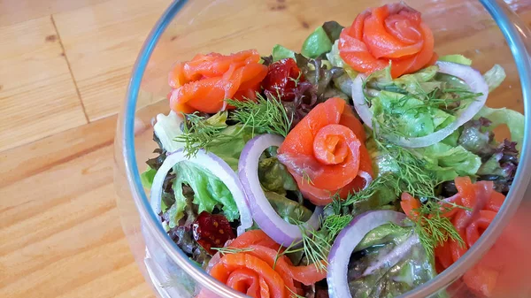 Salada de salmão cru em uma tigela de vidro — Fotografia de Stock