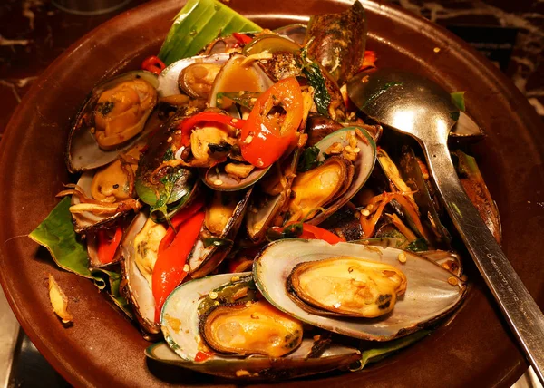 Midye phad-cha Tay baharatlı otlar ve biber ile