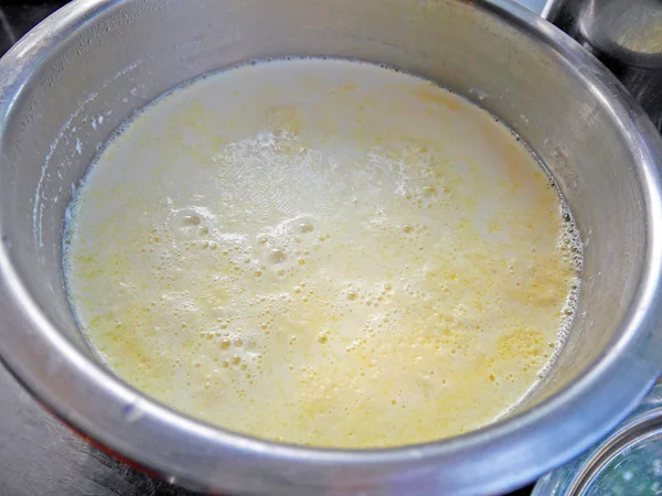 Leche de soja hirviendo con yuba fina o película de tofu en una olla de acero — Foto de Stock