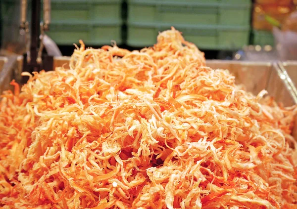 Terbiyeli kurutulmuş rendesi kalamar yığını