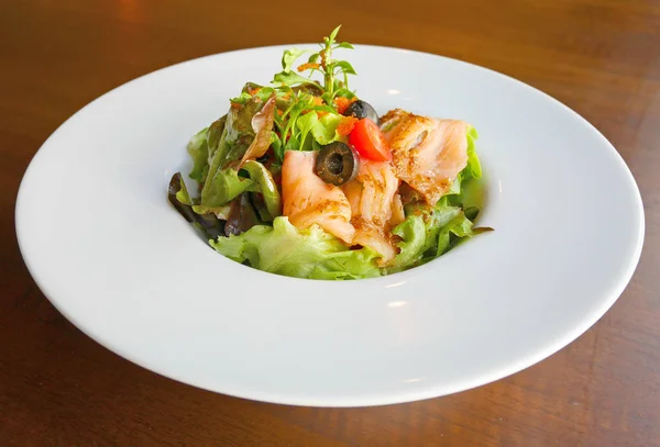 Dekore edilmiş beyaz tabak içinde füme somon salata