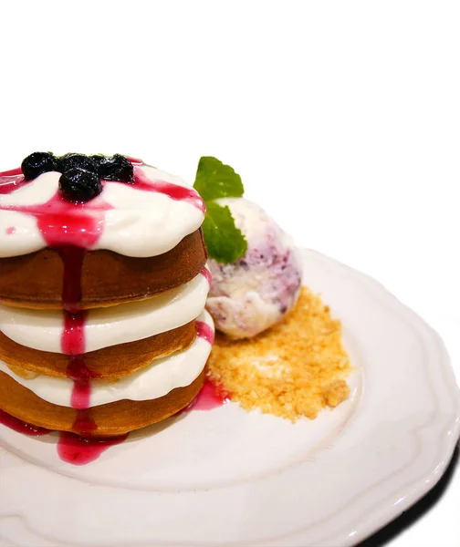 Torre de gofres con crema, arándanos, helado y crumbl — Foto de Stock