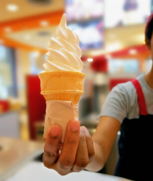 Dondurma külahı bir dükkanında bir satıcıdan teslim