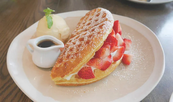 Kabarık ve lezzetli görünümlü çilekli krem ile gözleme buz cr