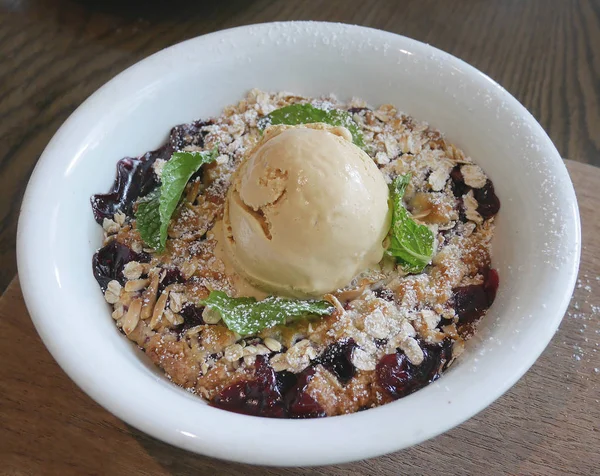 Sıcak Berry kek yulaf ve badem ile harap, kakule, vanilyalı dondurma