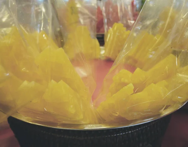 Hazırlanan tatlı olgun ananas Satıyoruz plastik torbalar içinde