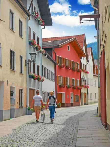 Turist çift Fussen, Almanya'da yürüyüş
