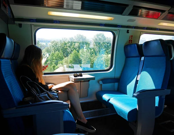 Kadın yalnız tren ile seyahat