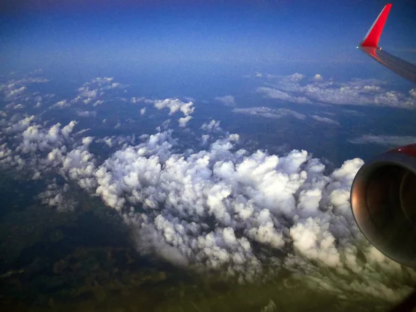 Kvällen moln och skyline från planet fönster — Stockfoto
