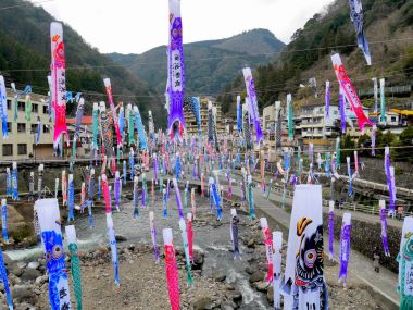 Tsuetate, Japonya - 1 Nisan 2017: Koinobori Festivali için idam renkli sazan balık bayrakları