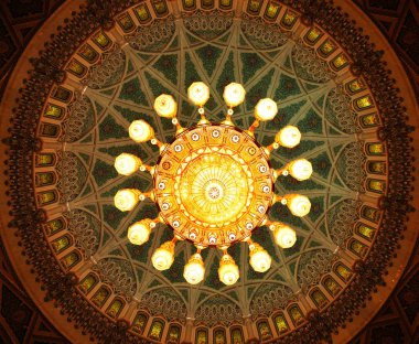 Muscat, Umman - 10 Mayıs 2016: Kristal avize Sultan Qaboos Ulu Camii içinde