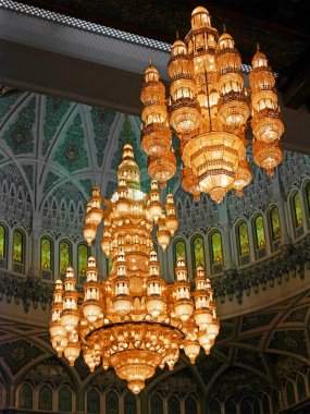 Muscat, Umman - 10 Mayıs 2016: Avize Sultan Qaboos bin camide