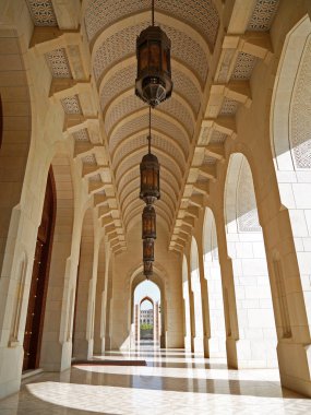 Muscat, Umman - 10 Mayıs 2016: Sultan Qaboos bin cami içinde