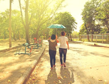 Arkadaşlarım şemsiye paylaşımı