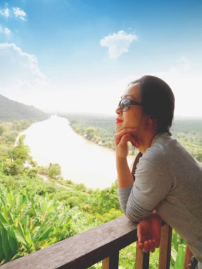 Bayan güzel nehir ve dağ manzaralı Phunphin, Suratthani, Tayland