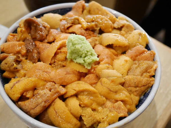 Japanese uni (sea urchin) and rice bowl. — Stock Photo, Image