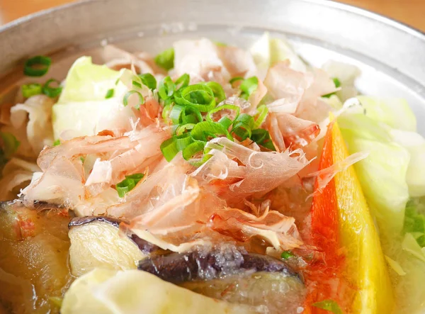 Закриті макіяж здоровий японські овочевий суп з нарізаний тунець смугастий — стокове фото