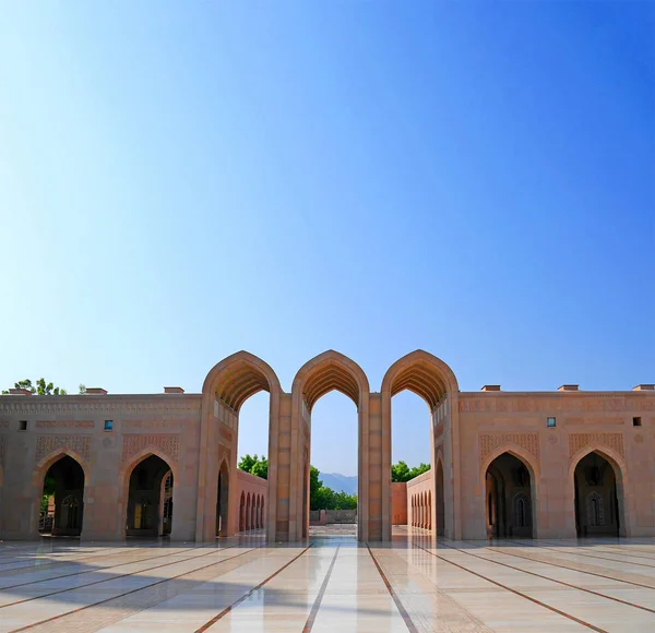 Muscat, Umman - 10 Mayıs 2016: Sultan Qaboos büyük Camisi