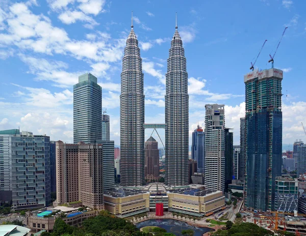 Kuala Lumpur, Malezya - Febbruary 6, 2017: Petronas kule Kuala Lumpur, Malezya şehir merkezinde