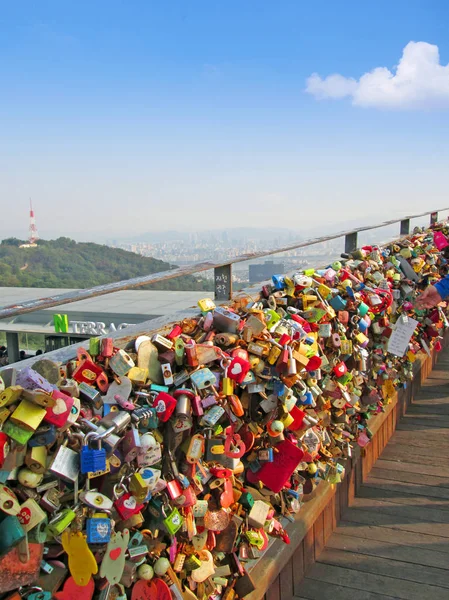 Seoul, Dél-Korea - október 13-án, 2013: szerelem zárak-N Szöul torony — Stock Fotó